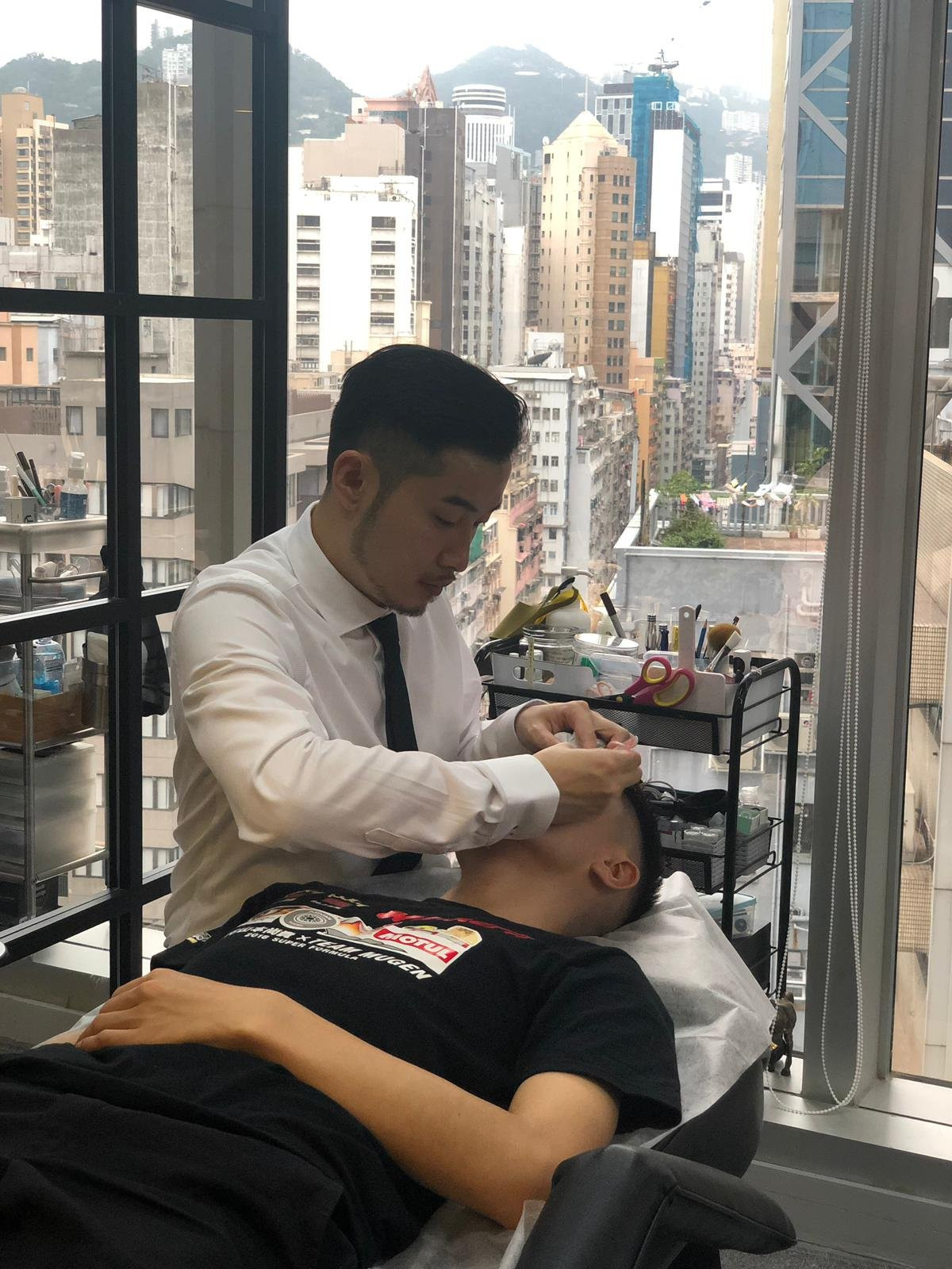 Eason 在私人工作室為客人細緻整理眉型
