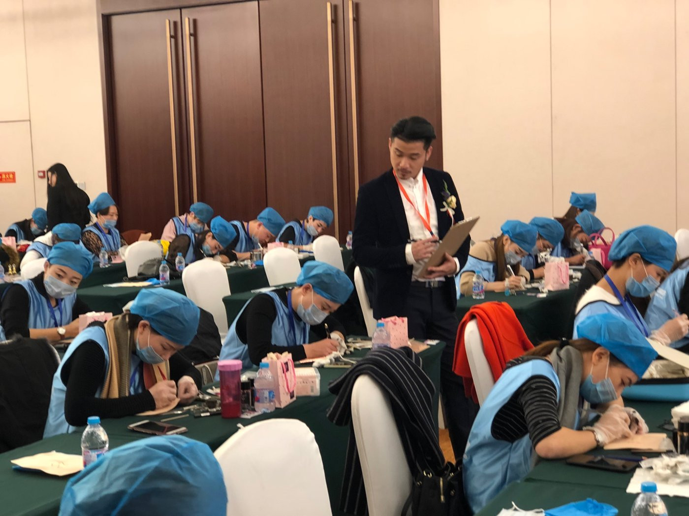 Eason 擔任海外比賽評委