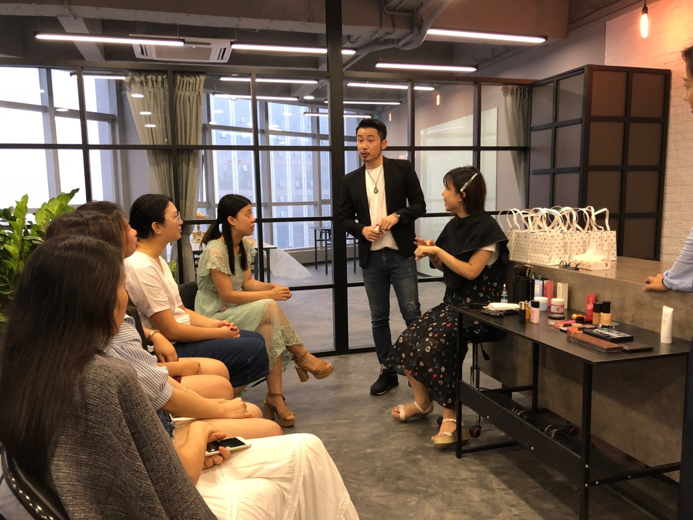 Eason 與參加者分享化妝與形象技巧
